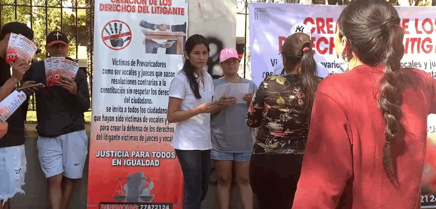 PROTESTAN FRENTE AL PALACIO POR…