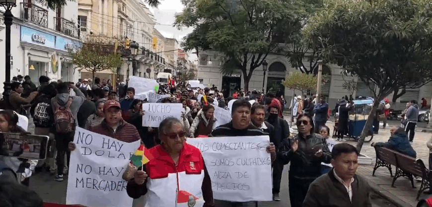 COMERCIANTES CIERRAN NEGOCIOS EN PROTESTA…