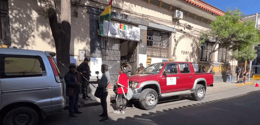 POLICÍA CUSTODIA T.E.D. ANTE VIGILIA DE MASISTAS QUE APOYAN A EVO