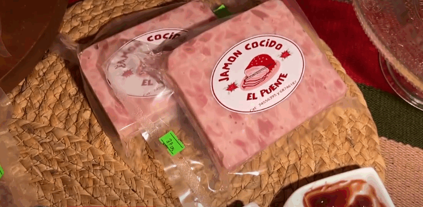 JÓVENES PRESENTAN PRODUCTOS RECICLADOS EN FERIA DE EMPRENDEDORES