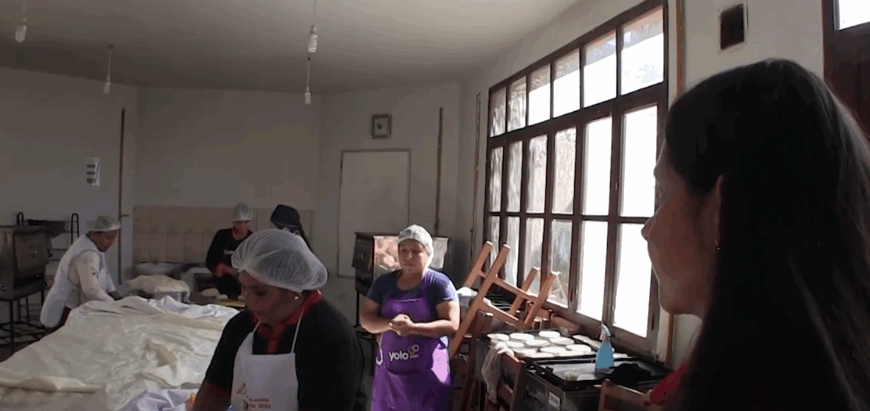 VECINAS SIGUEN PRODUCIENDO PAN DE 1 BS. EN HORNOS MUNICIPALES