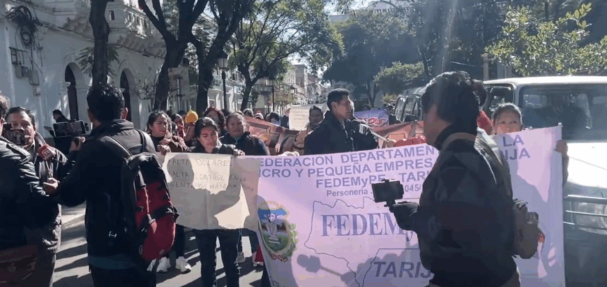 MADEREROS Y TEXTILEROS MARCHAN EXIGIENDO…