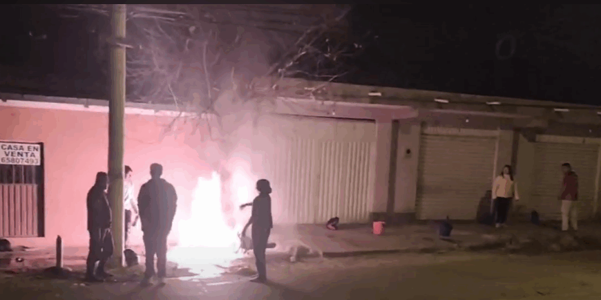 COLISIÓN CON VEHÍCULO PROVOCA INCENDIO DE MOTOCICLETA