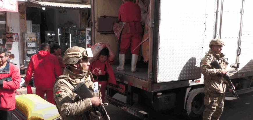 CON AYUDA DE MILITARES SE DISTRIBUYE CARNE DE RES EN MERCADOS