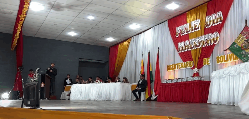 RECONOCEN A MERITORIOS PROFESORES EN EL DIA DEL MAESTRO