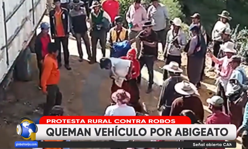 COMUNARIOS QUEMAN CAMIONETA DE SUPUESTOS&hellip;