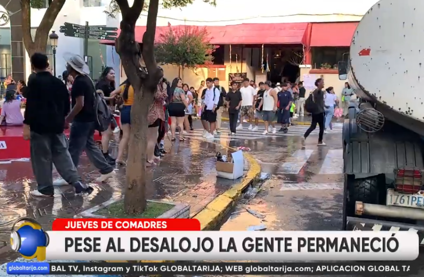 COMADRES: CON CHORROS DE AGUA&hellip;