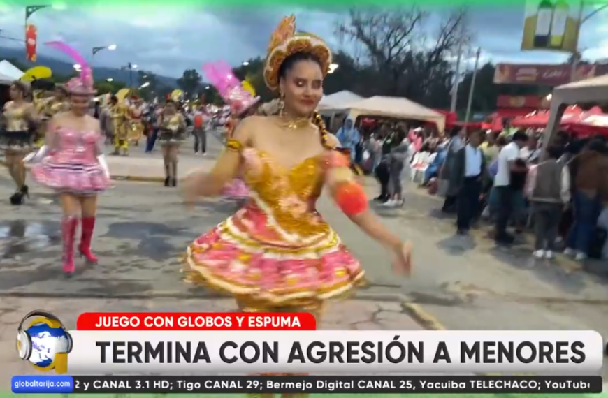 MUJER TOMA DEL CUELLO A MENOR POR LANZAR ESPUMA A SU HIJA