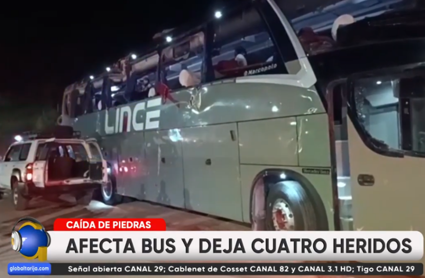CAÍDA DE PIEDRAS SOBRE LA CARRETERA DAÑA BUS DE LA EMPRESA LINCE