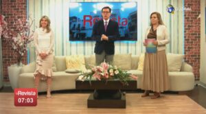 martes 25